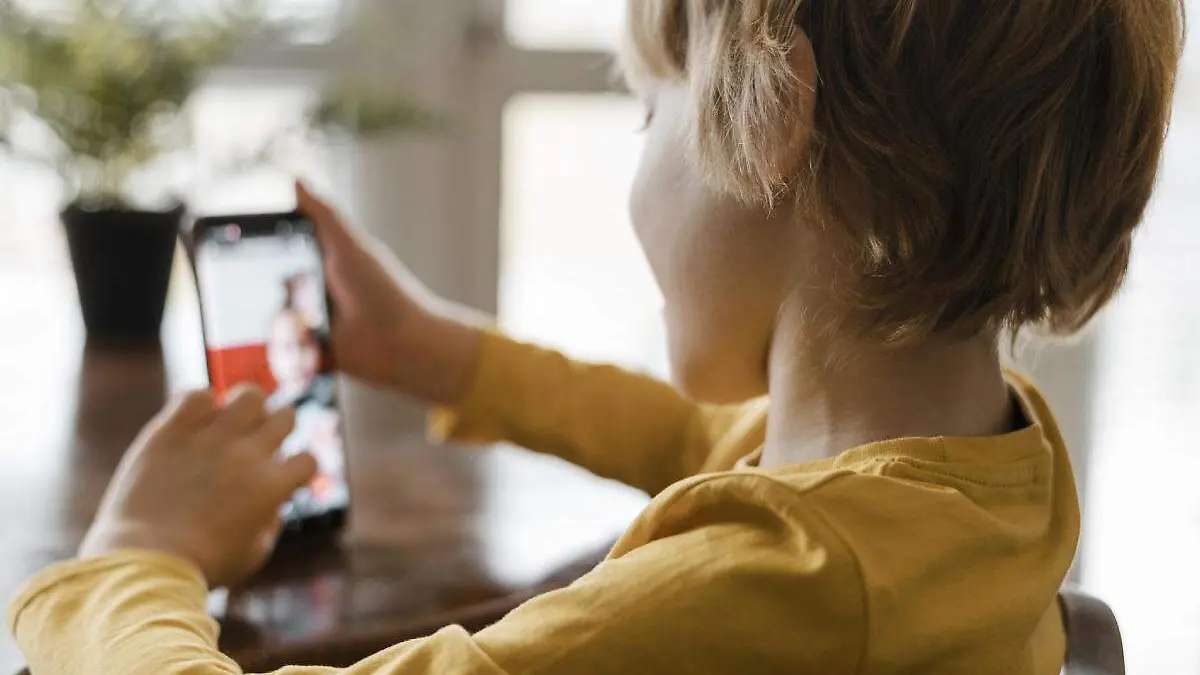 niños frente a pantalla de telefono